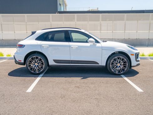 Certified 2026 Porsche Macan AWD/4WD image 8
