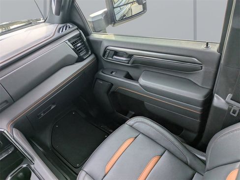 Used 2024 GMC Sierra 2500 AT4 image 17
