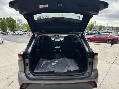 Used 2025 Toyota Highlander Limited AWD/4WD image 30