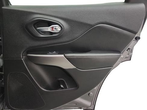 Used 2019 Jeep Cherokee Limited image 35