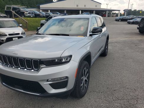 Used 2025 Jeep Grand Cherokee Limited AWD/4WD image 2