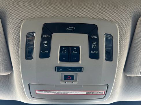 Used 2022 Toyota Sienna XLE w/ XLE Plus Package FWD image 41