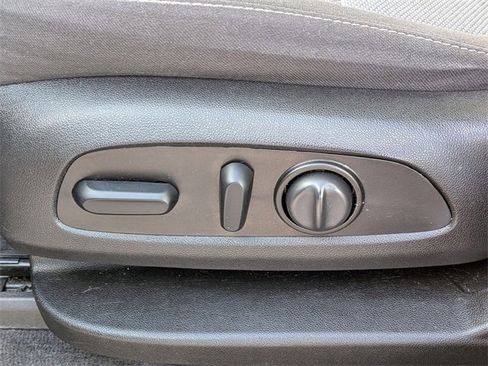 Used 2021 Chevrolet Traverse LT image 16