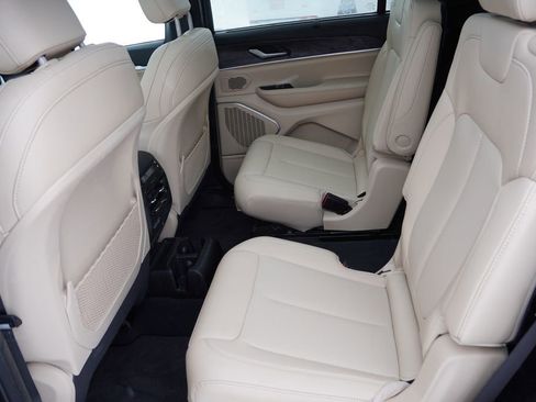 Certified 2024 Jeep Grand Cherokee L Limited w/ Luxury Tech Group II image 18