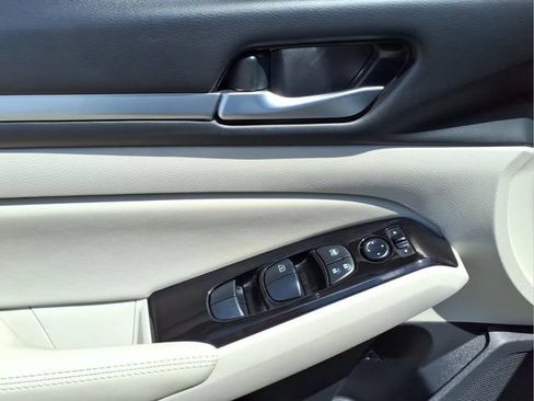 Used 2023 Nissan Altima 2.5 SV FWD image 11