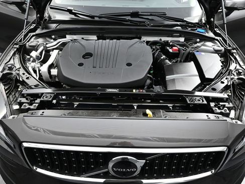 Used 2025 Volvo V60 B5 Cross Country Plus image 20