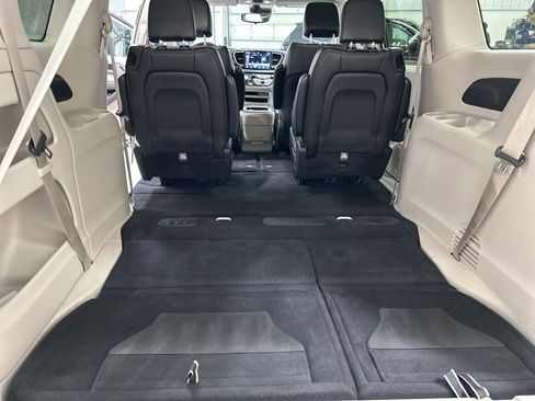 Used 2024 Chrysler Pacifica Touring-L image 27