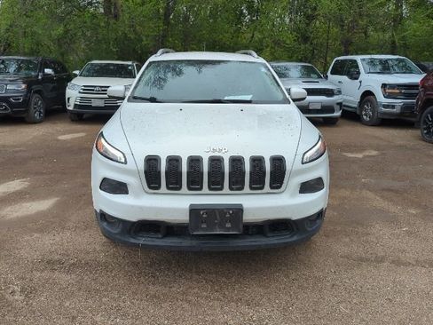 Used 2018 Jeep Cherokee Latitude AWD/4WD image 4