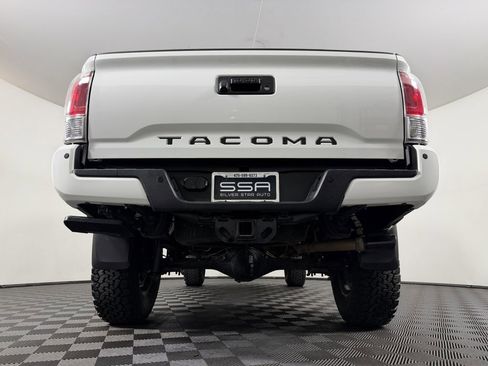 Used 2019 Toyota Tacoma Limited AWD/4WD image 39