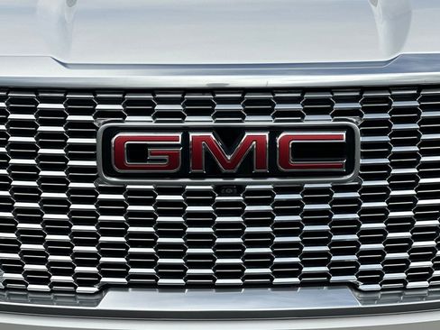 Used 2021 GMC Yukon Denali w/ Denali Premium Package image 48
