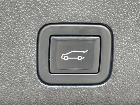 Used 2023 Chevrolet Suburban Premier image 32