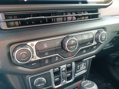 Used 2025 Jeep Gladiator Sport image 16