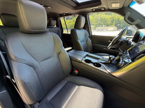 Used 2023 Lexus LX 600 4WD w/ Luxury Package image 17