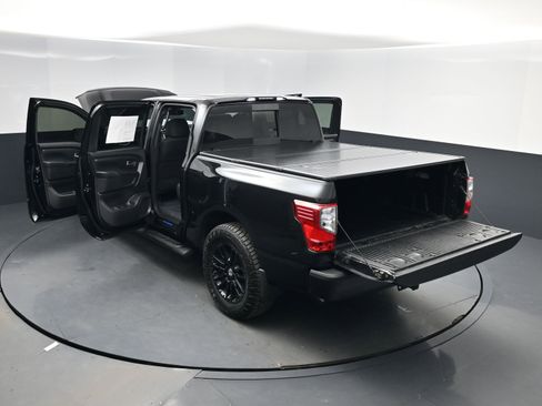 Used 2018 Nissan Titan SV w/ SV Convenience Package image 23