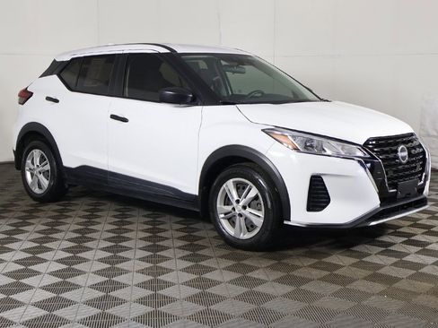 Used 2023 Nissan Kicks S image 2