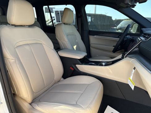 New 2025 Jeep Grand Cherokee Limited w/ Luxury Tech Group II RWD image 20
