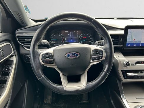 Used 2022 Ford Explorer XLT w/ Equipment Group 202A AWD/4WD image 14