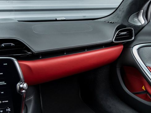 Used 2025 McLaren Artura image 31