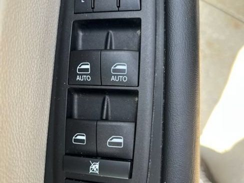 Used 2023 Chrysler Pacifica Touring-L FWD image 17