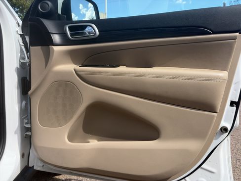 Used 2019 Jeep Grand Cherokee Laredo AWD/4WD image 28