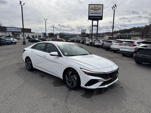 Used 2025 Hyundai Elantra SEL image 1