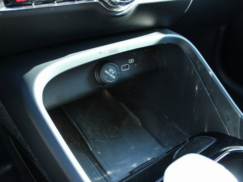 Used 2025 Volvo XC40 B5 Plus image 20