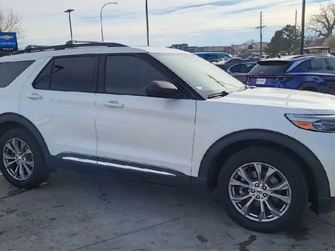 Used 2022 Ford Explorer XLT w/ Equipment Group 202A image 3