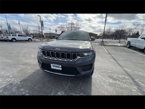 Used 2025 Jeep Grand Cherokee Laredo image 3
