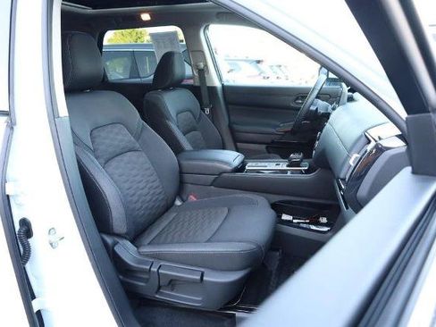 Certified 2025 Nissan Pathfinder SV w/ SV Premium Package FWD image 29