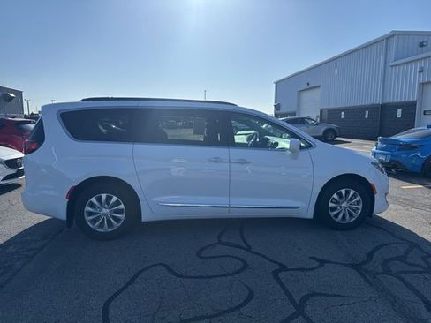 Used 2017 Chrysler Pacifica Touring-L FWD image 8