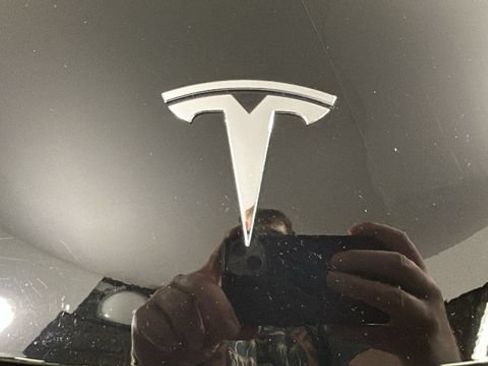 Used 2018 Tesla Model 3 Long Range RWD image 8