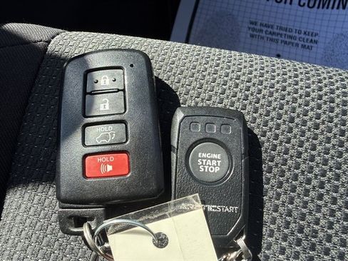 Used 2018 Toyota RAV4 XLE AWD/4WD image 39