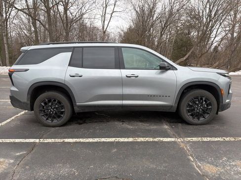 Used 2026 Chevrolet Traverse LT w/ Midnight/Sport Edition image 2