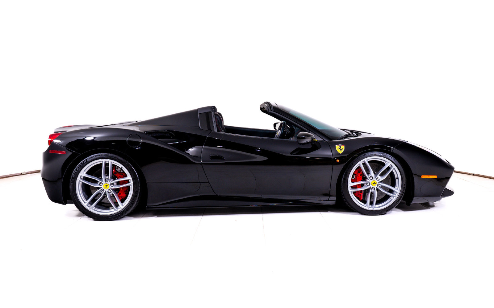 Used 2018 Ferrari 488 Spider RWD image 8