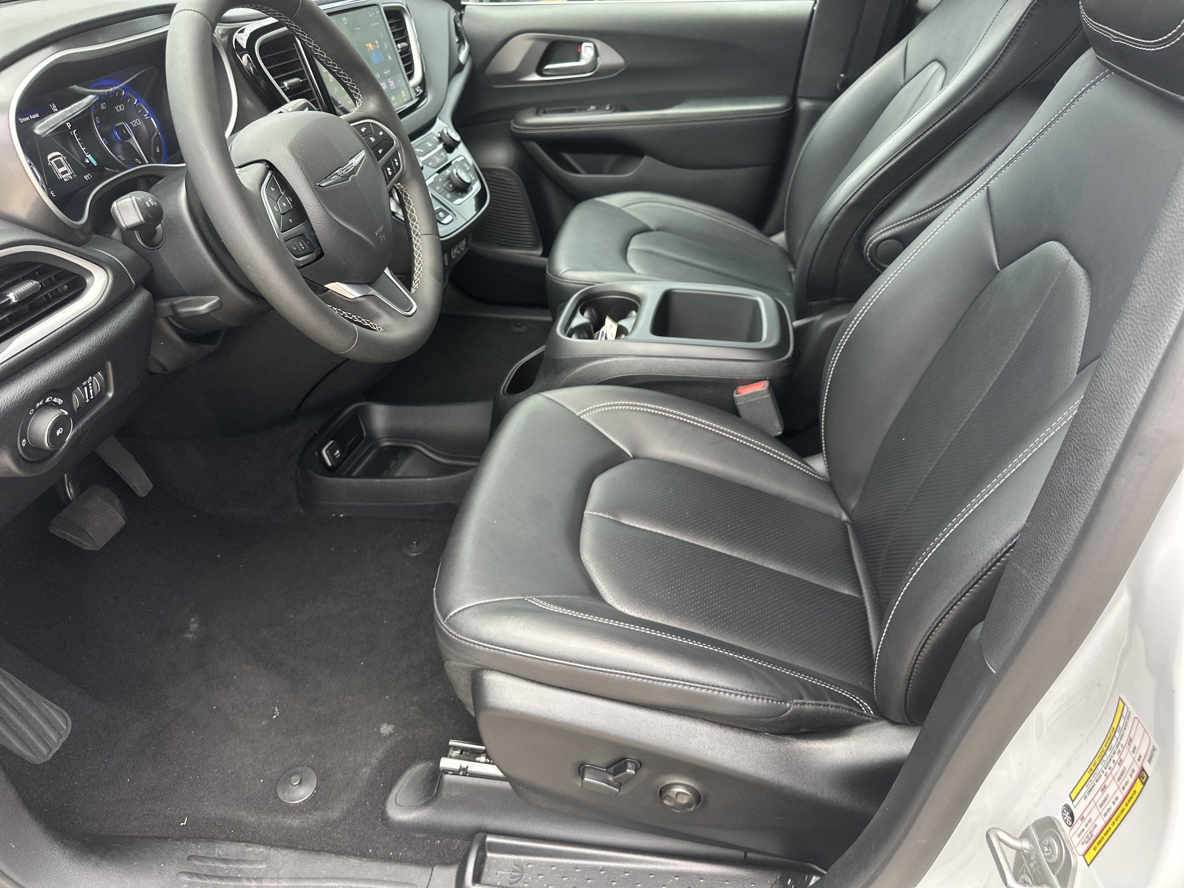 Used 2025 Chrysler Pacifica Select FWD image 10
