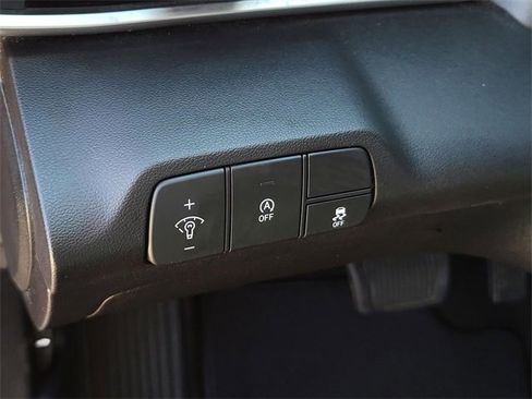 Certified 2025 Hyundai Elantra SE image 18