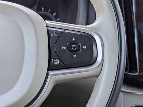 Used 2022 Volvo XC60 B5 Momentum image 26