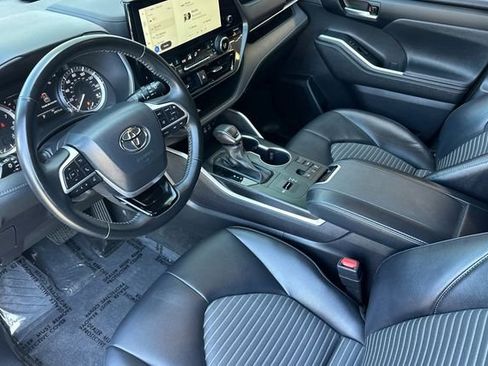 Used 2023 Toyota Highlander XSE FWD image 11