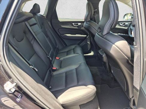 Used 2021 Volvo XC60 T5 Momentum w/ Premium Package AWD/4WD image 17