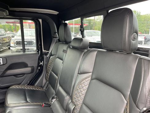 Used 2021 Jeep Gladiator Overland AWD/4WD image 13