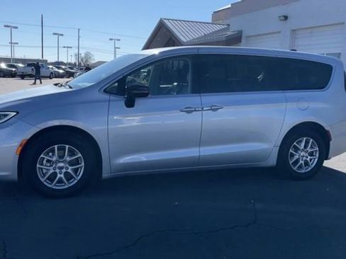 Used 2024 Chrysler Pacifica Touring-L image 6