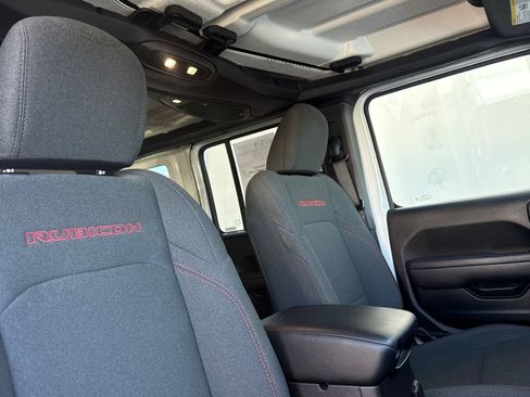 Used 2025 Jeep Wrangler Unlimited Rubicon AWD/4WD image 17