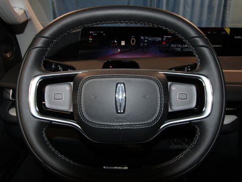New 2025 Lincoln Navigator L Reserve AWD/4WD image 9