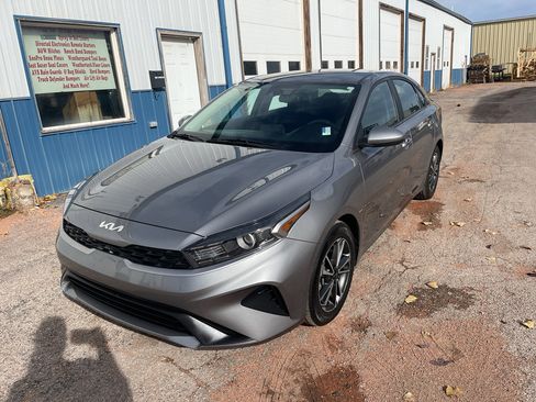 Used 2022 Kia Forte LXS image 2