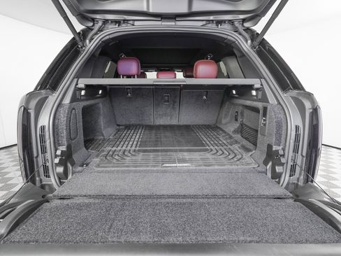 Used 2025 Land Rover Range Rover SE image 12