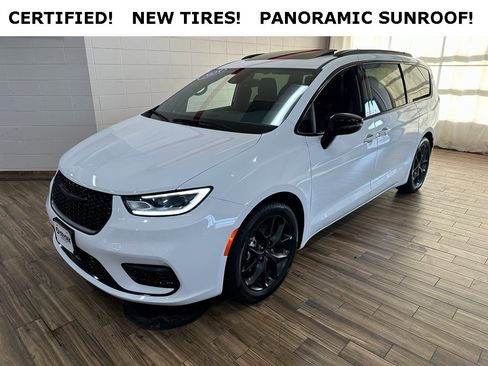 Certified 2025 Chrysler Pacifica Limited image 1