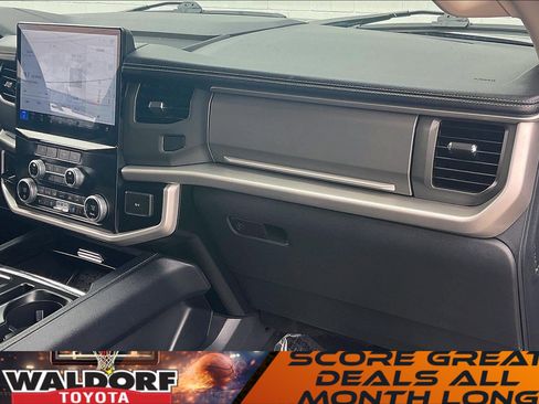 Used 2024 Ford Expedition XLT image 21