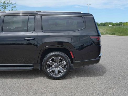 Used 2024 Jeep Wagoneer L Series II w/ Flexible Seating Group AWD/4WD image 12