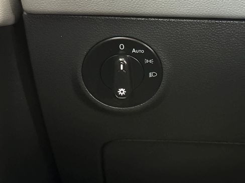 Used 2024 Volkswagen Taos SE w/ Panoramic Sunroof Package FWD image 30