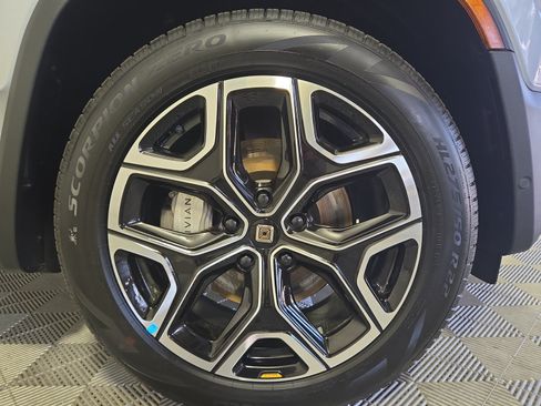 Used 2025 Rivian R1S Adventure AWD/4WD image 11